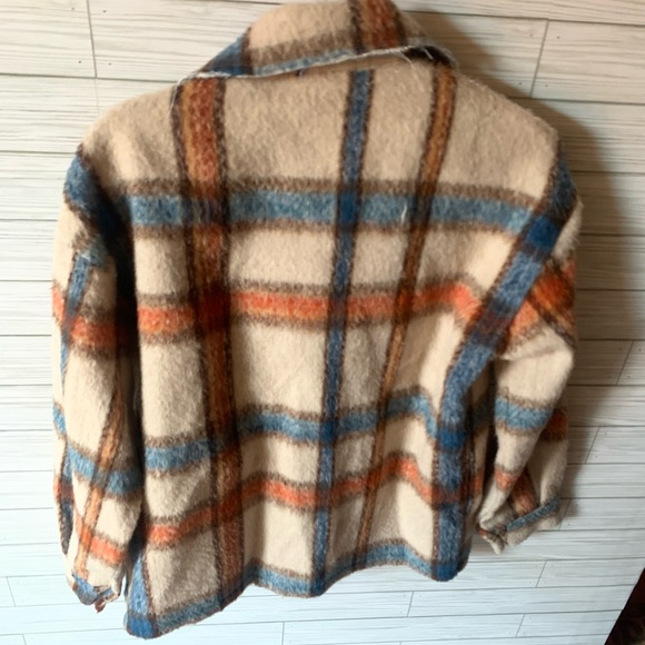 Blakeley plaid design jacket button down, thick and warm nice quality 100% poly - Picture 4 of 6